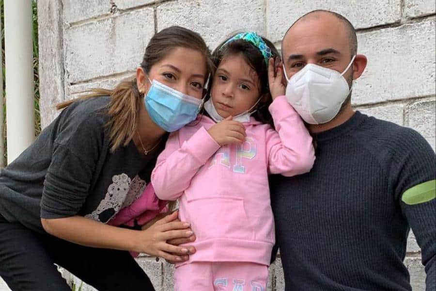 Madre, padre y niña que asistieron a la forestación.