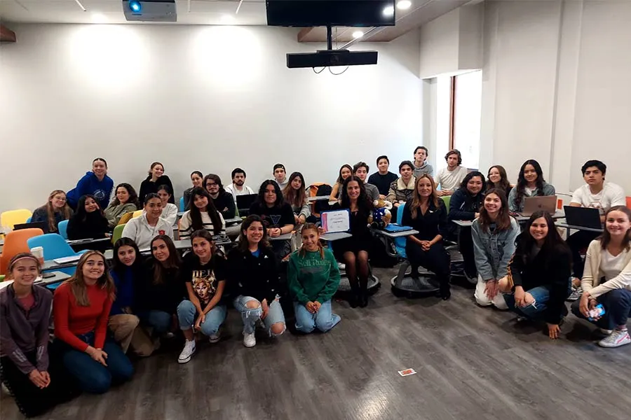 Mujeres líderes en empresas aconsejan a estudiantes sobre la igualdad de género y oportunidades para mujeres en los negocios