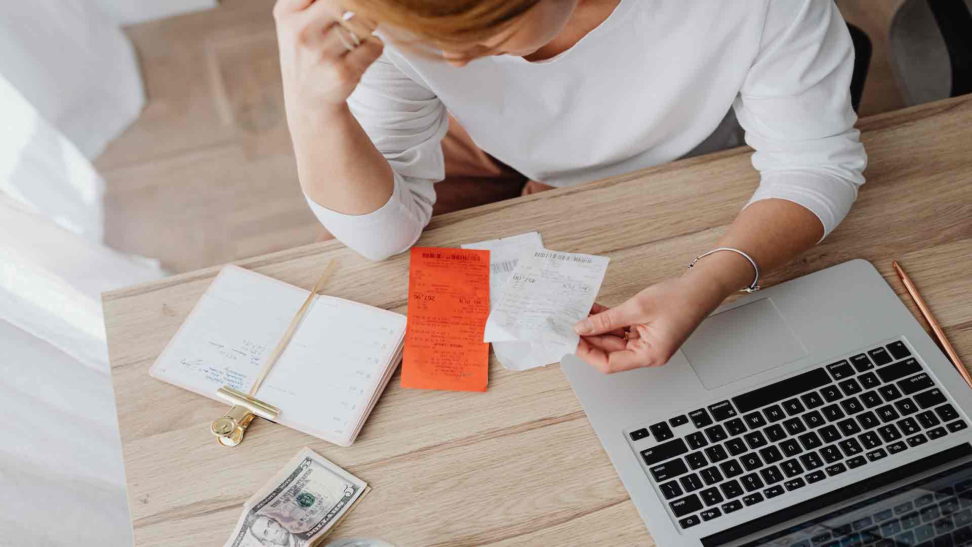 Mujer realizando finanzas personas para sobrevivir la inflación.