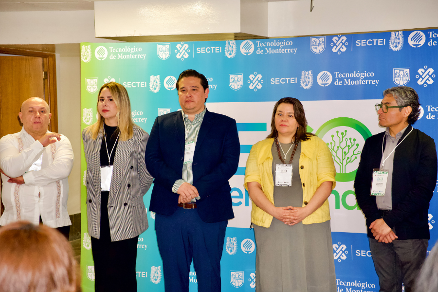 Los investigadores In&eacute;s &Aacute;lvarez Icaza y Leonardo Glasserman del Institute for the Future of Education del Tec en el evento de EcoEmprende.