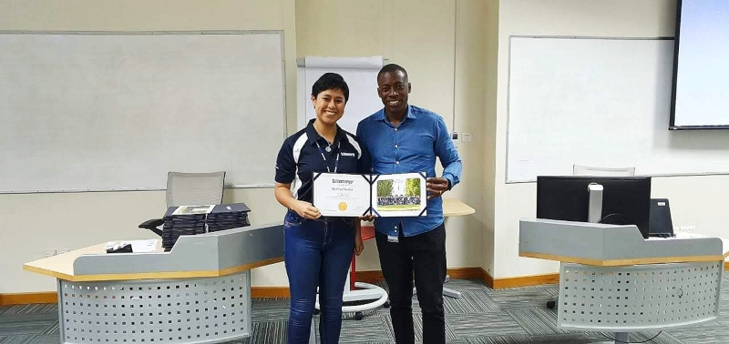 En esta foto se encuentra Akari en Abu Dabi recibiendo su capacitación para su trabajo en Schlumberger.