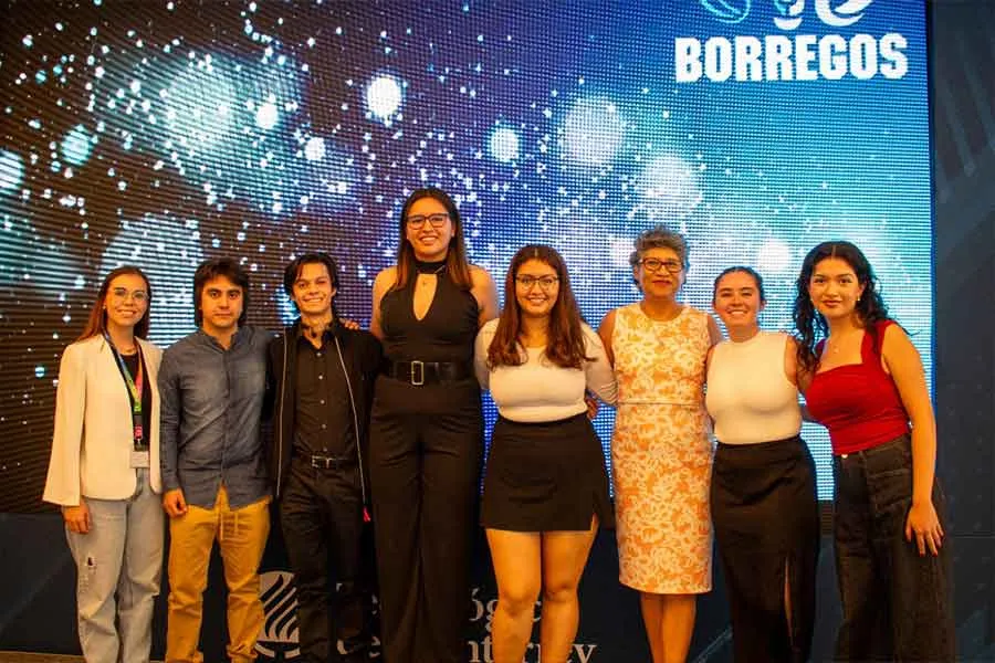 Estudiantes de Biomédica con Velasquillo