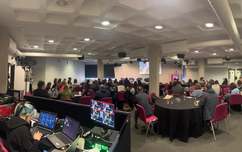 gente trabajando en mesas durante el foro