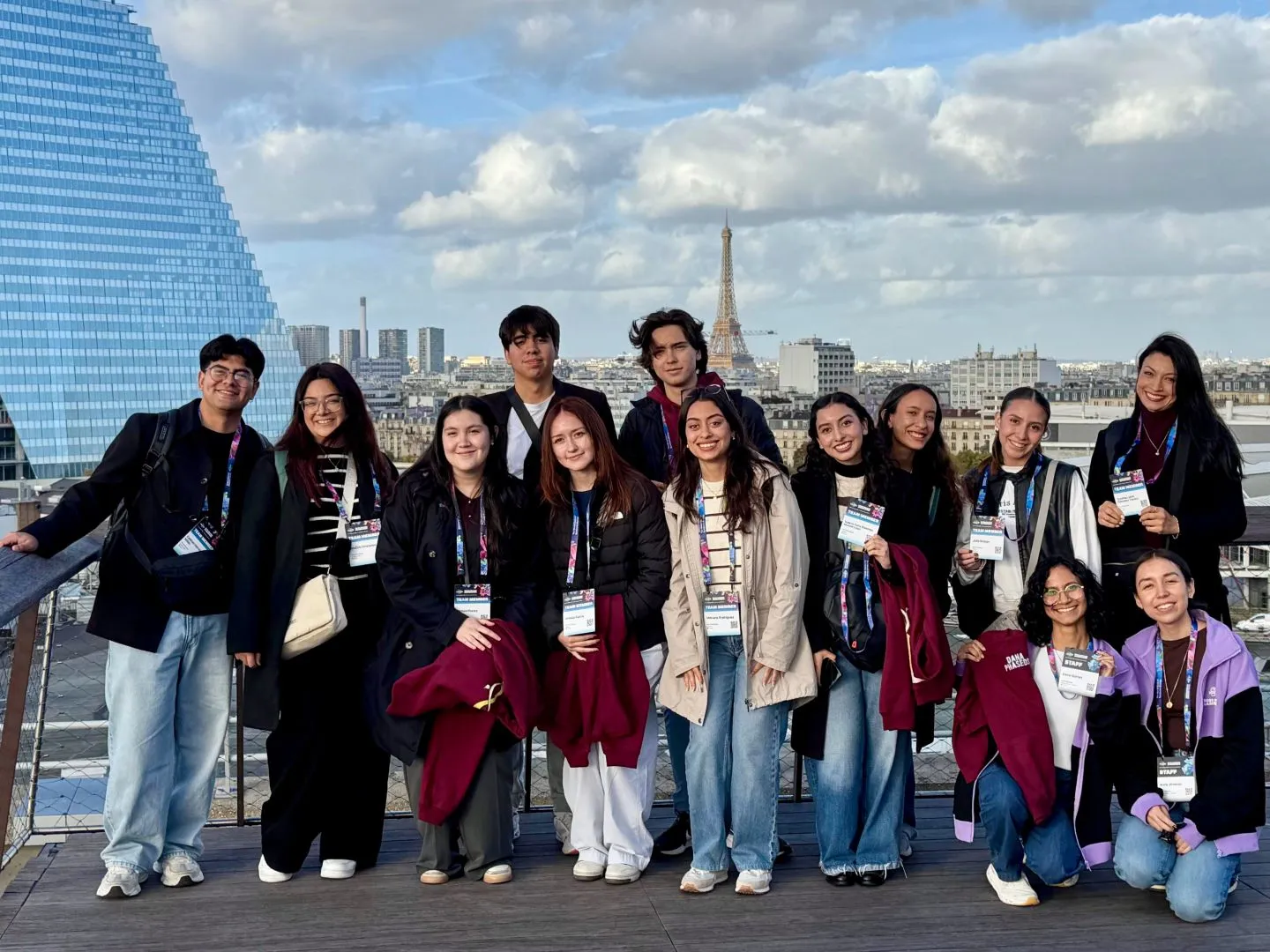 Todo el equipo PHASEOS en Par&iacute;s, Francia, luego de la competencia en iGEM. Al fondo, la torre Eiffel.