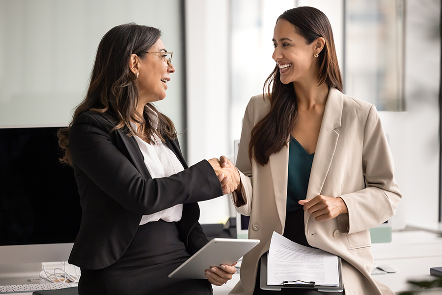 Colaboradores se saludan en oficina de trabajo