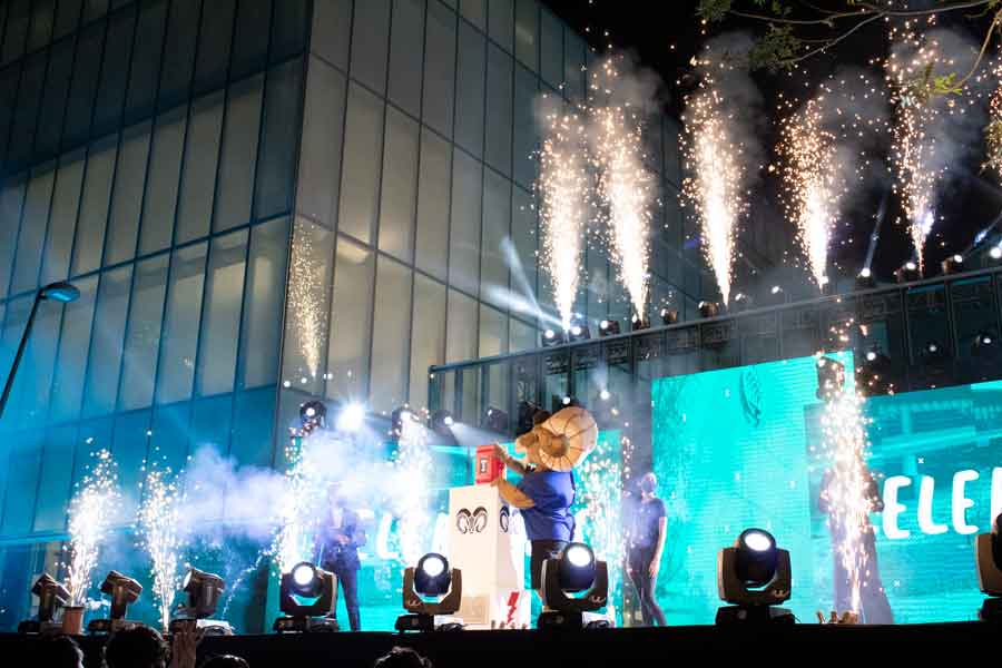 Teus encendió el switch del Wellness Center de forma simbólica.