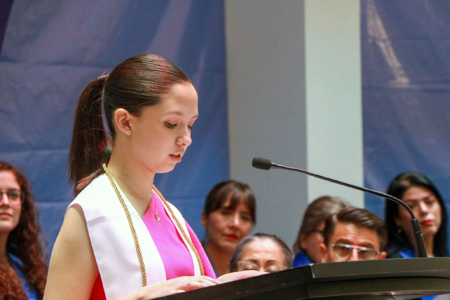 Luisa Sofia Magallanes dando su discurso durante la Graduación 2023