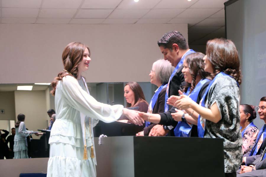 Gaby Valera recibiendo su diploma en su graduación de PrepaTec