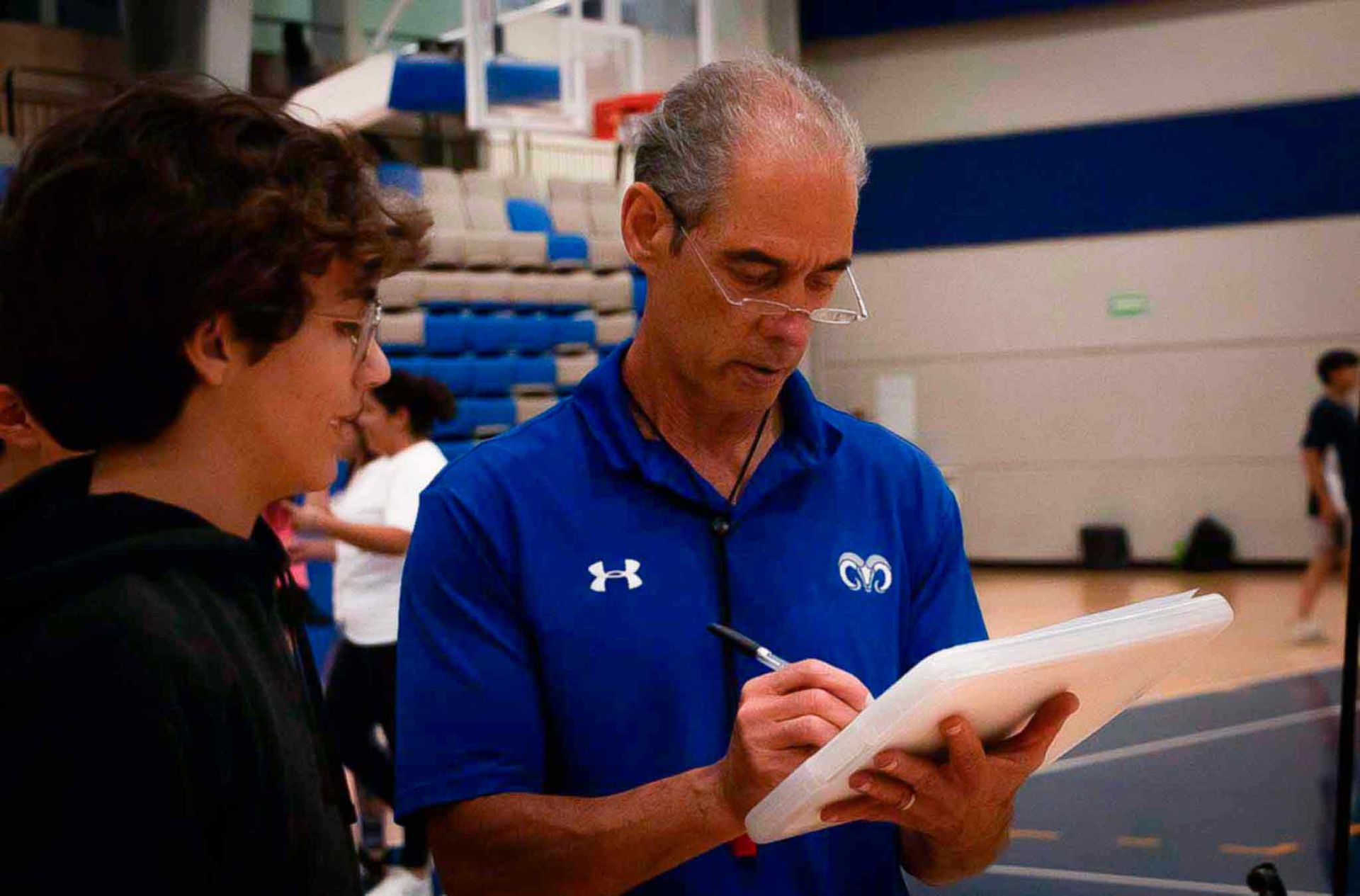 Profesor Gerardo en torneo Interno de Voleibol