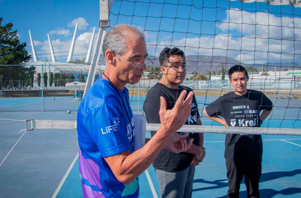 Profesor Gerardo con alumnos de Voleibol