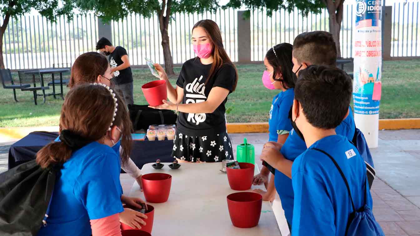 Alumnos atentos a las instrucciones de como sembrar su planta