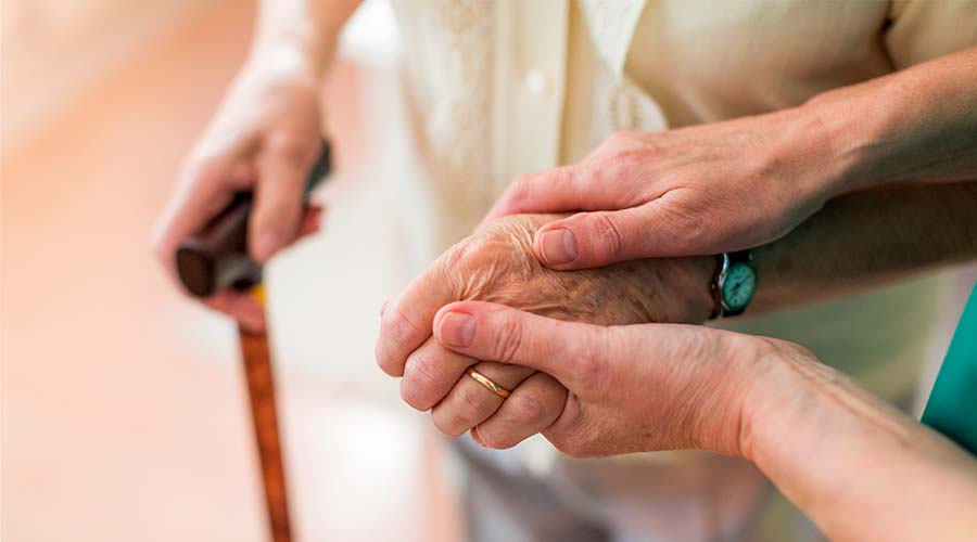 una buena opción es invertir en la compra de acciones dedicadas al cuidado geriátrico