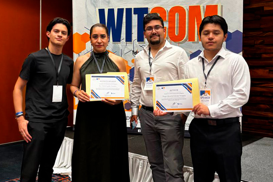 Diego, Ethan y Gustavo con Marisol Ugalde, directora de la Escuela de Arquitectura, Arte y Diseño del Tec campus Estado de México tras la presentación de sus investigaciones en WITCOM.