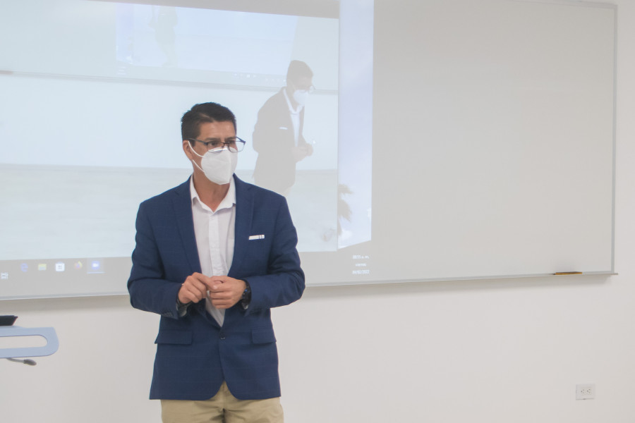 El profesor Luis Manuel Domínguez dando clase a los alumnos de bionegocios conscientes.