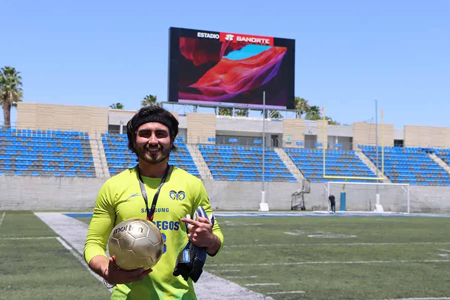 Isaac Holguín, de Borregos Monterrey de futbol, fue nombrado el jugador más valioso de la temporada. 