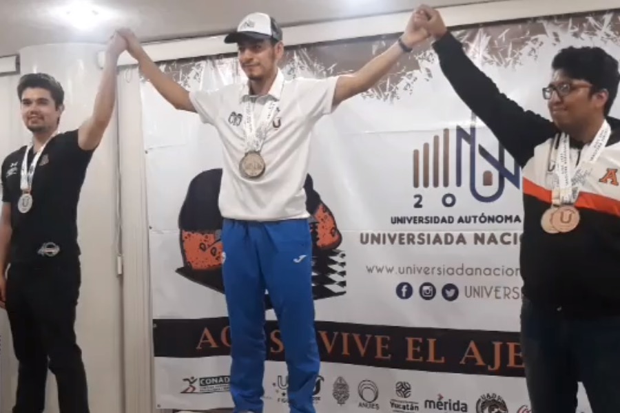 Issac, levantando las medallas que ganó