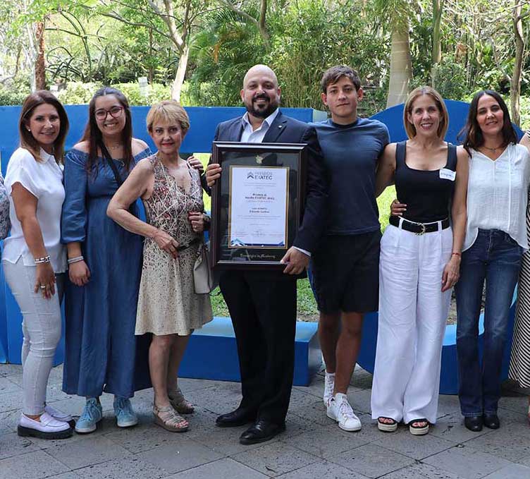 Iván Elizondo es galardonado con el Premio al Mérito EXATEC 2023 del Tec campus Cuernavaca.