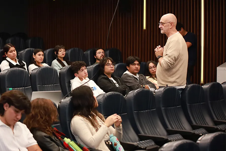 Jacques-Diego Losa en su clase a estudiantes en el Tec campus Estado de México.