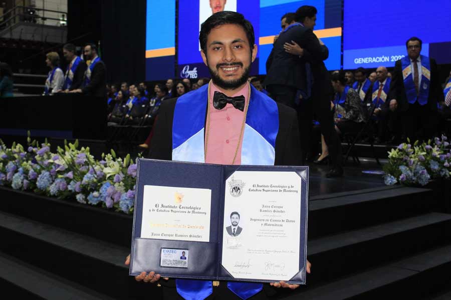 Jairo Ramírez se graduó del Tec con Mención Honorífica. 