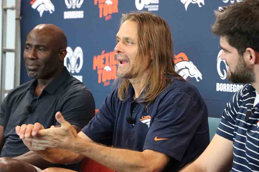 Jake Plummer, ex mariscal de campo de Broncos, fue otro de los invitados al diálogo con estudiantes.