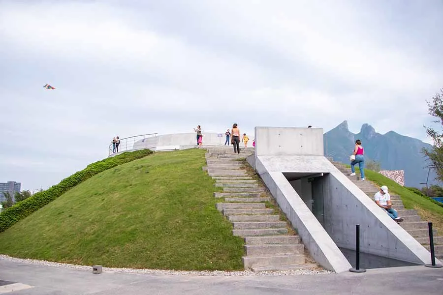 Espíritu de Luz de James Turrel, obra ubicada en el Parque Central de distritotec.