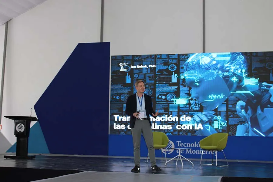 jan rehak durante su conferencia