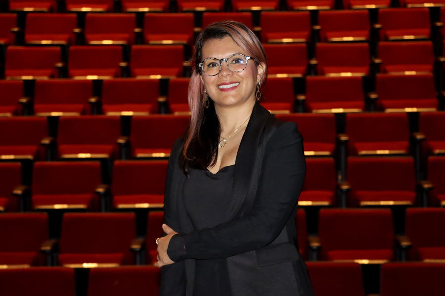 Janeth Aguirre posando en el Auditorio Luis Elizondo.