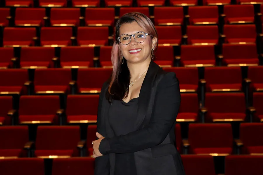 Janeth Aguirre posando en el Auditorio Luis Elizondo.