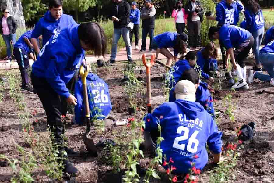 Estudiantes de Prepa Tec construyen Jardines Polinizadores