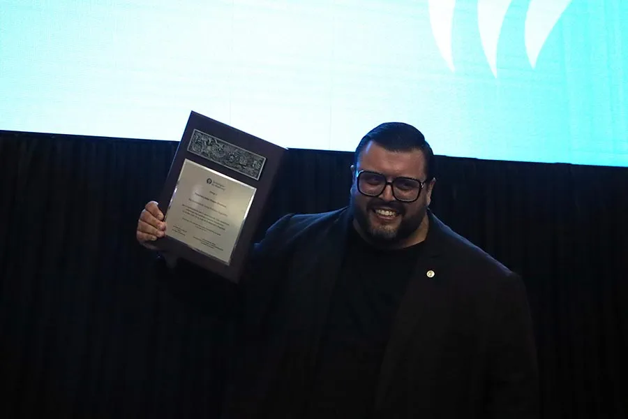 Francisco Orozco, profesor de la Escuela de Negocios, fue ganador del Premio Profesor Inspirador David Noel Ramírez. 