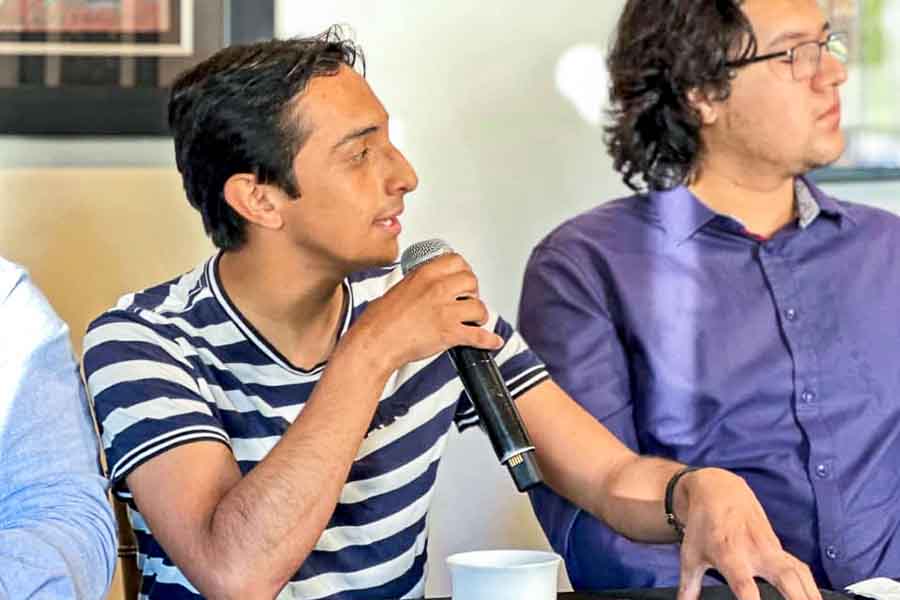 Joven hablando con un micrófono.