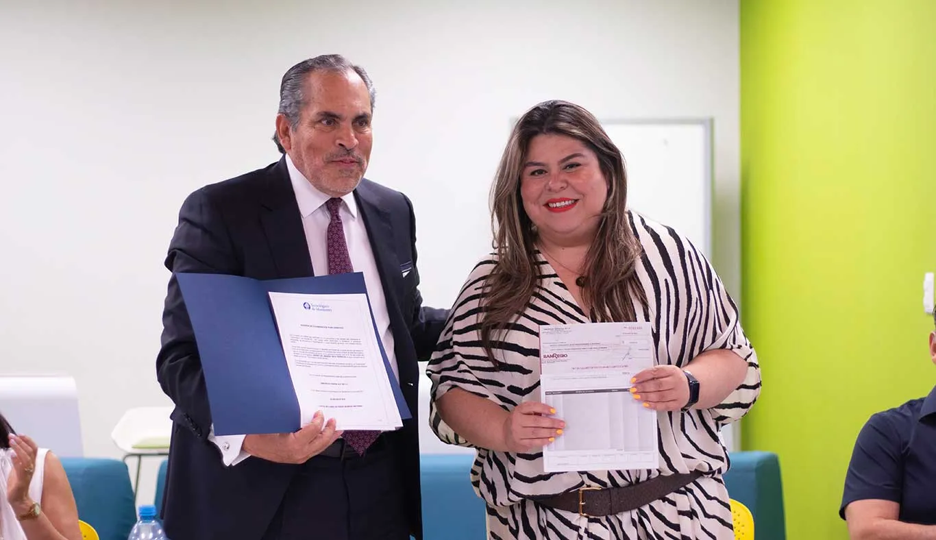 Jesús Otero dona beca líderes de mañana
