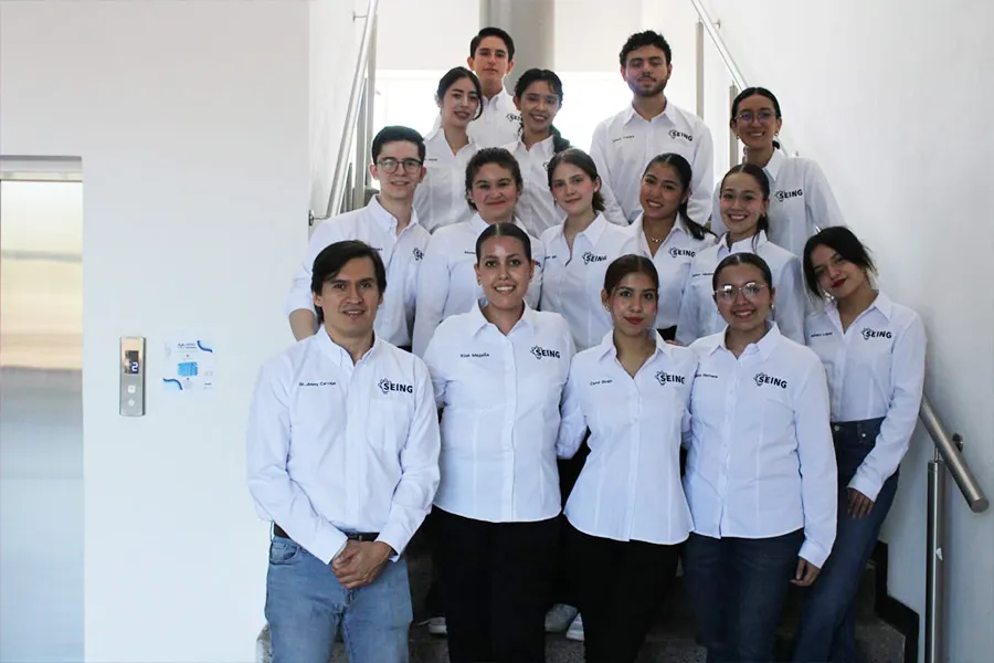 Grupo de alumnos posando en unas escalares con el profesor Jimmy Carbajal.