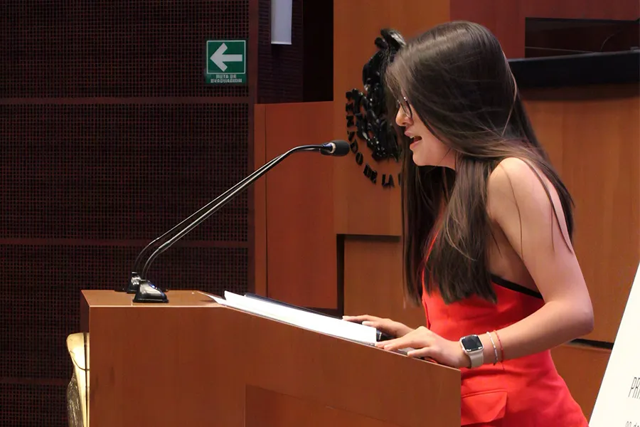 Johanna brindando un discurso.