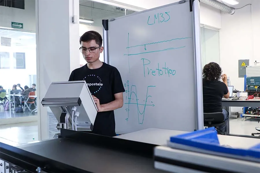 Un estudiante maneja equipo electrónico.