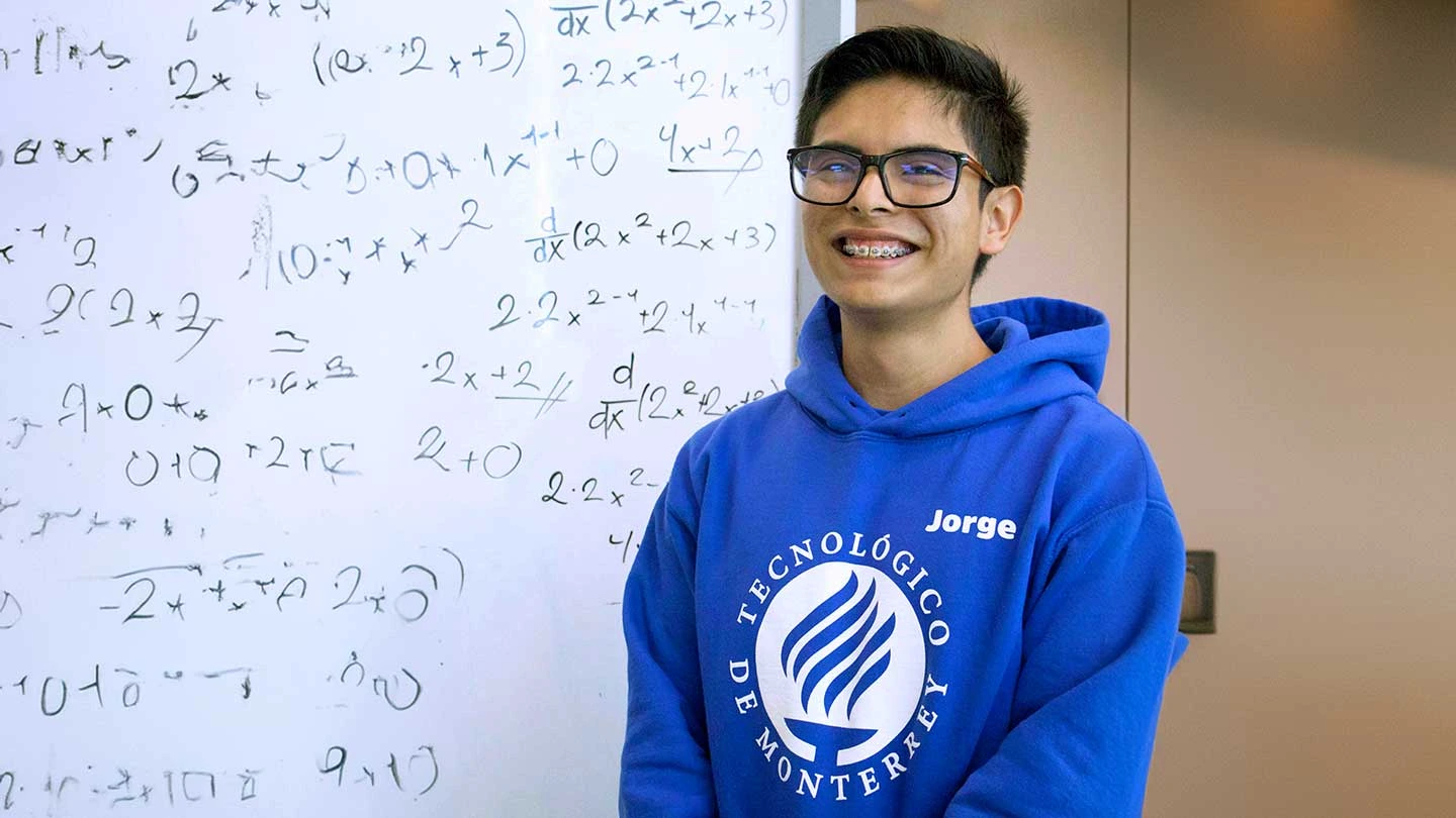 Jorge, lider del mañana de la décimo primera generación de Líderes del Mañana con su proyecto "Calculando el Futuro"