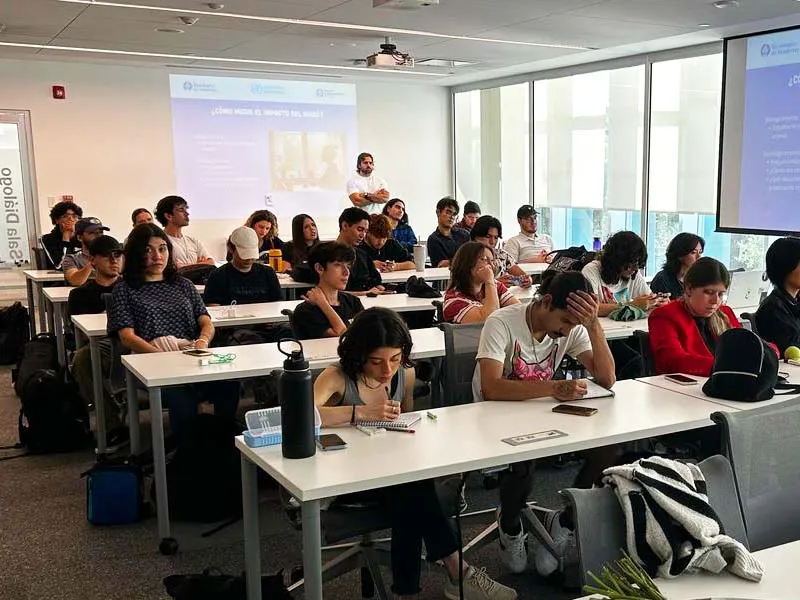 La serie de pláticas en salud auditiva se llevaron a cabo en la biblioteca del Tec, Campus Monterrey.