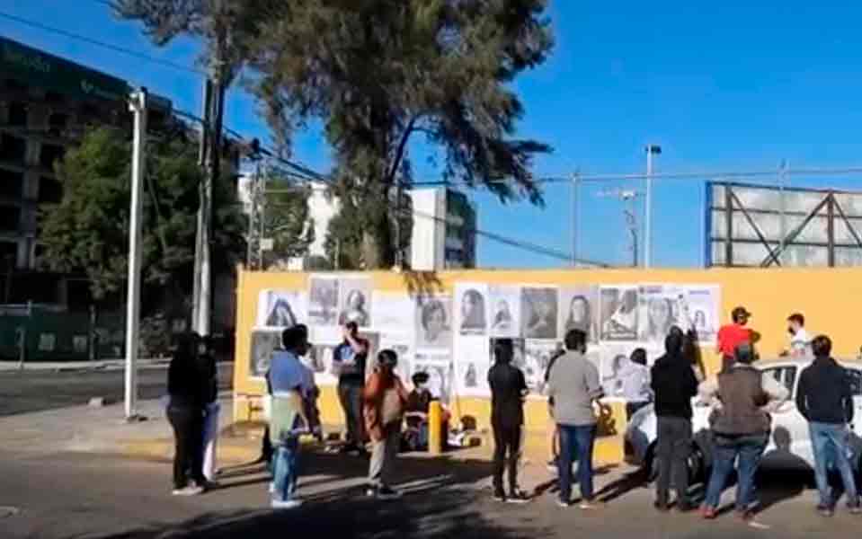 Jornadas de Feminismo intervienen muro para mostrar historias de mujeres.