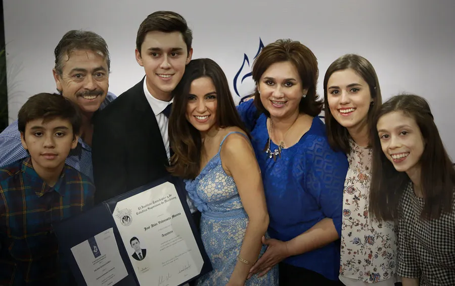 Jose Adan ganador de premio nacional ceneval
