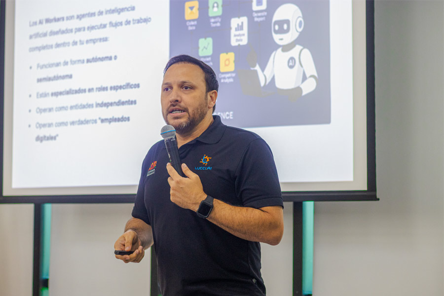 José Carlos Castro, creador de Lucci.IA explicando sus funcionalidades. Foto: Liu Organista