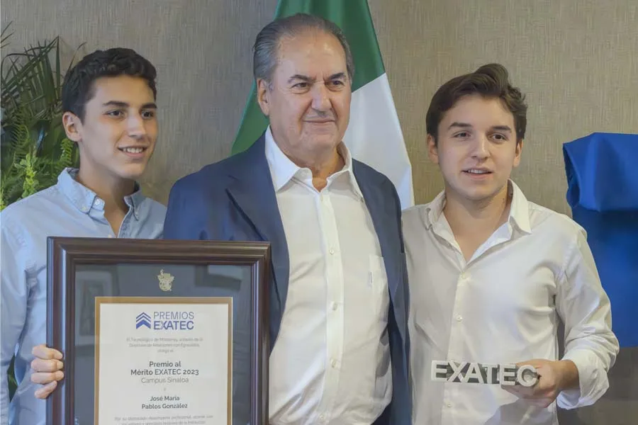 jose maria pablos recibiendo premio al merito exatec