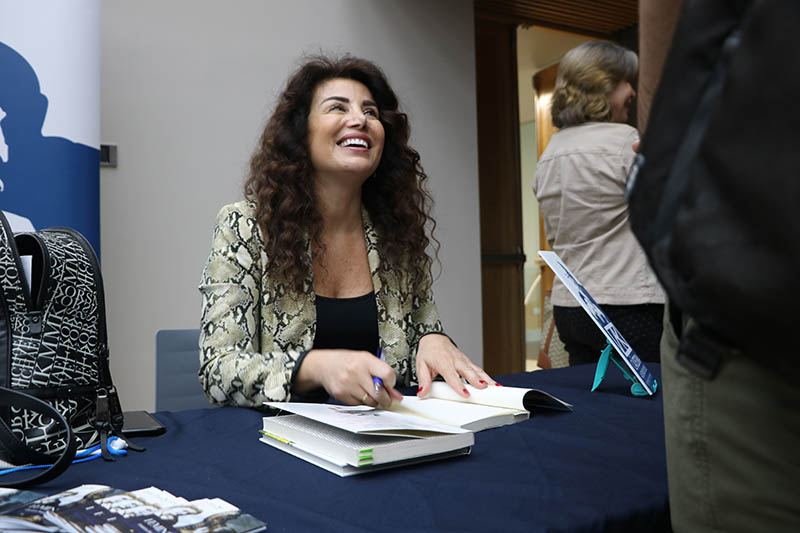 Joumana Haddad, escritora, periodista, poetisa, artista y activista libanesa.​ 