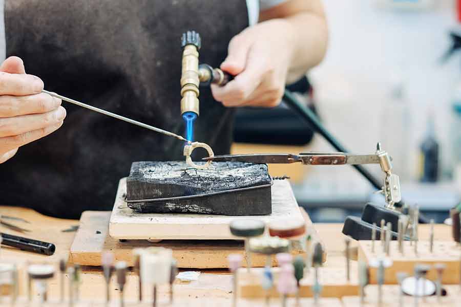 Aprenden a crear joyería en taller de joyería del Tec Guadalajara.