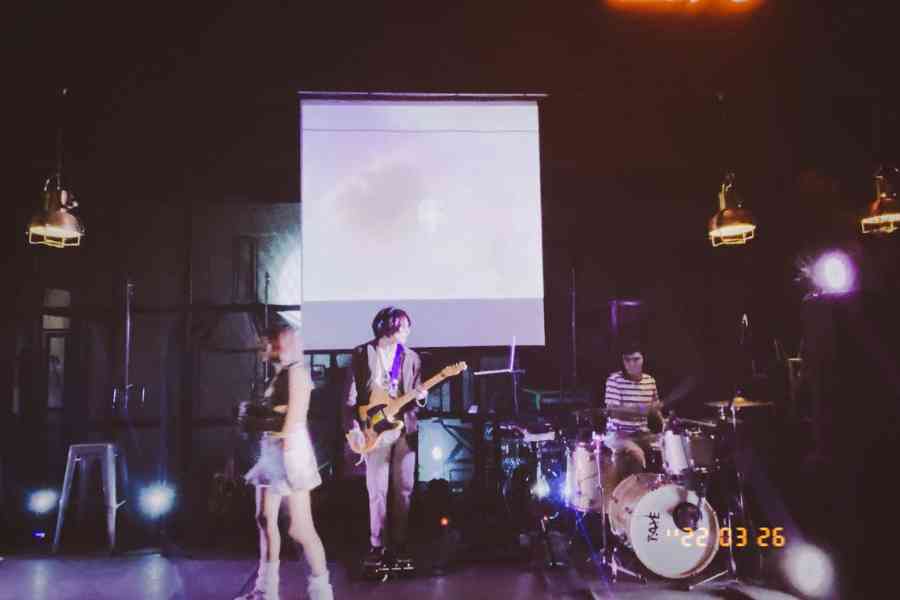 Juan Pablo y Brianna tocando en un concierto