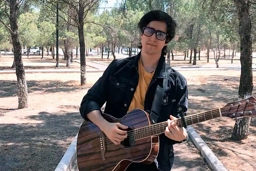 Juan Cadena con guitarra