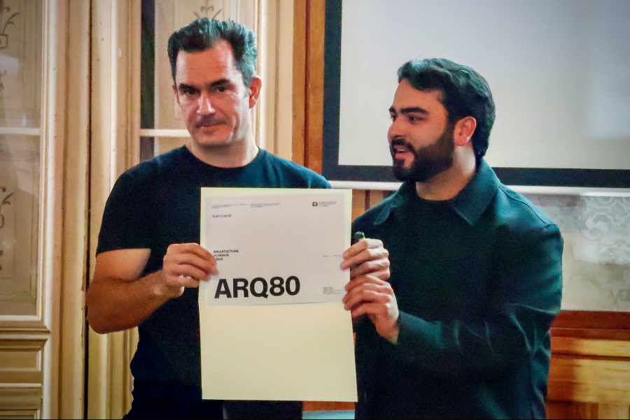 Juan Carral recibe reconocimiento por su conferencia para celebrar en Chihuahua 80 años de Arquitectura en el Tec.