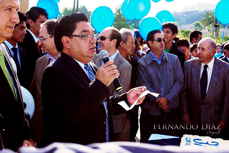 Juan dando un discurso por los 40 años del campus San Luis