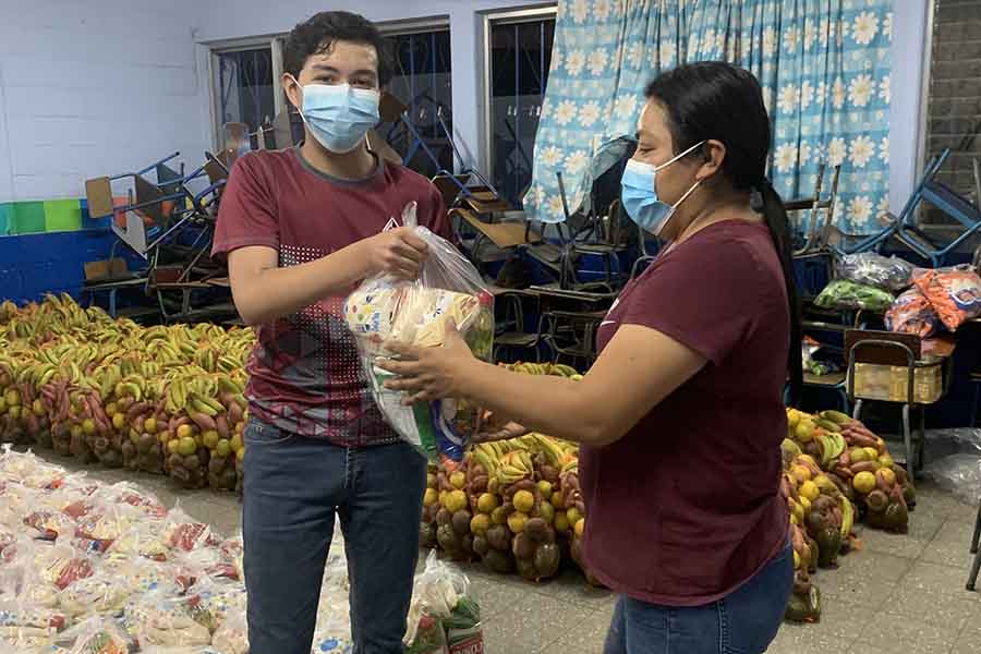 Juan Mancilla, estudiante del campus Monterrey, entregando alimentos en Guatemala, su país natal.