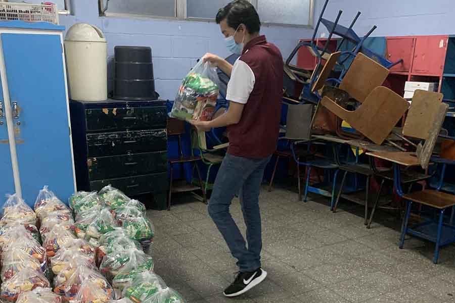 Juan Mancilla, estudiante del campus Monterrey, preparando alimentos en Guatemala.