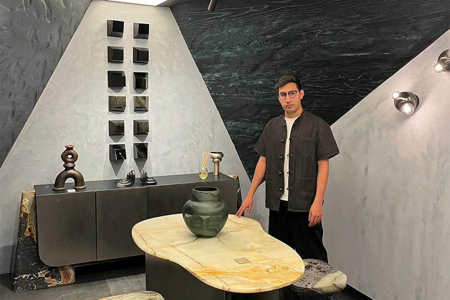 juan mucino posando en design house durante su participacion en design week mexico